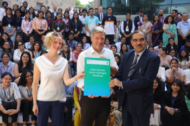 German Vice Chancellor Dr. Habeck and students from TERI SAS discuss decarbonisation