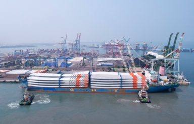 VOC Port handles record 103 windmill blades on a single ship